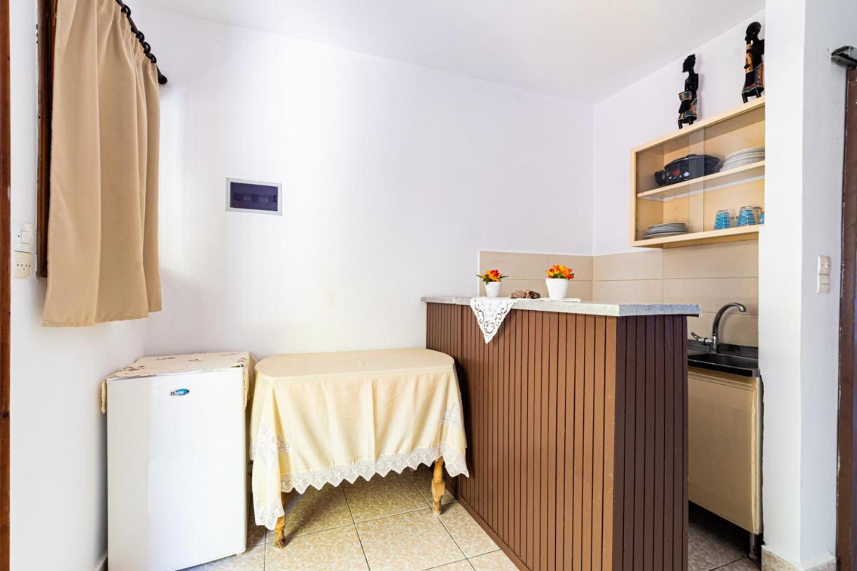 Lions Apartments Poros Town 外观 照片
